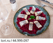On pillow of beetroot salad - pieces of lightly salted herring are arranged in circle. Стоковое фото, фотограф Яков Филимонов / Фотобанк Лори