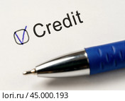 Credit checkbox on white paper with pen. check mark in checkbox and word credit. financial loan application form for lender and borrower. Стоковое фото, фотограф Павел Муравьев / Фотобанк Лори