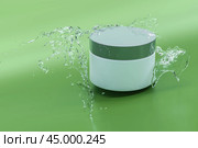 Blank, unbranded cosmetic cream jar on green background, with water splash. Skin care product presentation. blank package for skin care product.. 3D rendering. Стоковое фото, фотограф Павел Муравьев / Фотобанк Лори