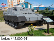 Командно-штабная машина КШМ "Ладога" на базе танка Т-80. Экспозиция в парке Патриот. Каменск-Шахтинский (2021 год). Редакционное фото, фотограф Анна Карасева / Фотобанк Лори