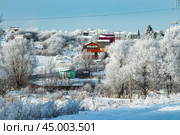 Заснеженный дачный посёлок. Зимний фрагментарный пейзаж. Стоковое фото, фотограф Василий Мальцев / Фотобанк Лори