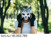 Quadrobics, quads. Teenage girl wearing a tiger cat mask. Quadrober youth subculture concept. Blog, social media, or news article. Child in an animal furry mask walking outdoors. Quadrobeast Lifestyle. Стоковое AI-изображение, AI-художник Марина Демидюк / Фотобанк Лори