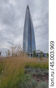 SAINT PETERSBURG, RUSSIA - September 27, 2024: Vertical video from new East Park to the 87 - story skyscraper Lakhta Center - popular city landmark and tourists attraction. Редакционное видео, видеограф Виктория Катьянова / Фотобанк Лори