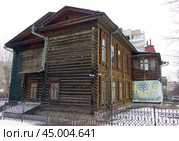 Главный дом купеческой усадьбы Агафуровых. Екатеринбург, улица Сакко и Ванцетти, 28 (2019 год). Редакционное фото, фотограф Алексей Иванов / Фотобанк Лори