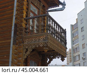 Главный дом купеческой усадьбы Агафуровых (фрагмент - балкон). Екатеринбург, улица Сакко и Ванцетти, 28 (2019 год). Редакционное фото, фотограф Алексей Иванов / Фотобанк Лори