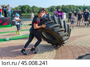 Силовой конкурс "Самый сильный гомельчанин" в рамках празднования Дня города, Гомель, Беларусь. Кантование шины. Редакционное фото, фотограф Ольга Коцюба / Фотобанк Лори