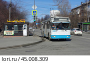 Троллейбус ЗиУ-682Г-016.03 №386 на перекрёстке улиц Комсомольская / Академическая, Екатеринбург (2019 год). Редакционное фото, фотограф Алексей Иванов / Фотобанк Лори