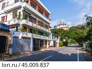 Colombo street view, residential houses in central district. Sri Lanka (2021 год). Редакционное фото, фотограф EugeneSergeev / Фотобанк Лори