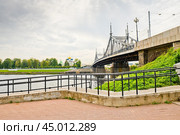 Вид на Путевой дворец, Спасо-Преображенский собор и Староволжский мост. Тверь. Россия. Редакционное фото, фотограф E. O. / Фотобанк Лори