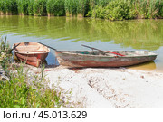 Лодки на берегу реки (2019 год). Стоковое фото, фотограф Алёшина Оксана / Фотобанк Лори