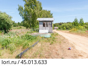 Старая лодочная станция на берегу реки у сельской дороги (2019 год). Редакционное фото, фотограф Алёшина Оксана / Фотобанк Лори