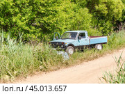 Старый автомобиль ВИС 2346 Нива 4х4 бортовой пикап на обочине (2019 год). Редакционное фото, фотограф Алёшина Оксана / Фотобанк Лори