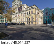 Старый дом (построен в 1902 году)  улица Спиридоновка, 20 стр.1, Москва. Солнечный день в сентябре. Редакционное фото, фотограф Сергей Рыбин / Фотобанк Лори