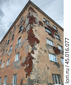 Угол дома с поврежденным кирпичом в Териберке Мурманском области (2022 год). Стоковое фото, фотограф Куприянова Ольга / Фотобанк Лори