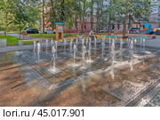 Фонтан во дворе жилого дома на улице Ленсовета в Московском районе города Санкт-Петербурга. Редакционное фото, фотограф Румянцева Наталия / Фотобанк Лори