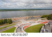 Вид со стены Нижегородского кремля на  Волгу и Чкаловскую лестницу (2024 год). Редакционное фото, фотограф Владимир Чинин / Фотобанк Лори