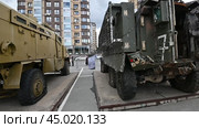 Разбитый британский бронеавтомобиль «Mastiff» и Турецкий бронеавтомобиль «Kirpi». Передвижная выставка трофейной техники НАТО "Сила в правде- гордость и победа". Город Тюмень (2024 год). Редакционное видео, видеограф Александр Тараканов / Фотобанк Лори