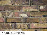 Текстура старой поврежденной кирпичной стены в качестве фона. Closeup of an old damaged brick wall as a background. Стоковое фото, фотограф Ekaterina M / Фотобанк Лори