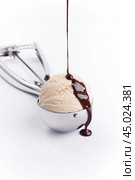 Vanilla creme brulee ice cream scoop isolated. Стоковое фото, фотограф Катерина Ковалева / Фотобанк Лори