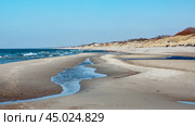 Пустынный пляж с песчаными дюнами и морем. Стоковое фото, фотограф Наталия Дмитриева / Фотобанк Лори
