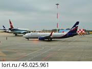Cамолет авиакомпании Aeroflot на стоянке в аэропорту. Казань, Россия (2024 год). Редакционное фото, фотограф Вадим Хомяков / Фотобанк Лори