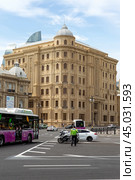 Policeman on a motorcycle enforces traffic rules at Azneft Square in central Baku. Republic of Azerbaijan (2023 год). Редакционное фото, фотограф Евгений Ткачёв / Фотобанк Лори
