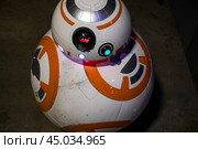 Дроид-астромеханик BB-8 из киновселенной "Звездные войны" (Star Wars) во время проведения фестиваля Epic Con Russia в городе Москве, Россия. Редакционное фото, фотограф Николай Винокуров / Фотобанк Лори