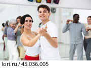 Latina and young guy dancing slow foxtrot as couple. Стоковое фото, фотограф Яков Филимонов / Фотобанк Лори