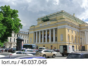 Александринский театр ("Национальный драматический театр России", в просторечии - Александринка, Пушкинский театр) - это один из старейших театров России, основанный в 1756 году императрицей Елизаветой Петровной. Площадь Островского, 6, Санкт-Петербург (2017 год). Редакционное фото, фотограф Сергей Елизарьев / Фотобанк Лори