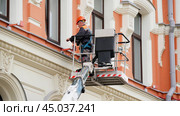 Электрик на автовышке. Редакционное фото, фотограф Семён Прудий / Фотобанк Лори