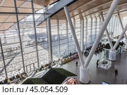 Inside of passenger terminal of Platov International Airport in Rostov-on-Don, Russia (2021 год). Редакционное фото, фотограф Elena Odareeva / Фотобанк Лори