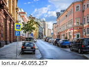 Улица Кузнецкий Мост, Дом Собакиных, Рождественка, Москва (2023 год). Редакционное фото, фотограф Baturina Yuliya / Фотобанк Лори