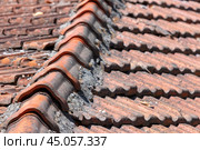 Vintage red roof tiling, background texture. Стоковое фото, фотограф EugeneSergeev / Фотобанк Лори