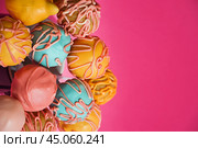 Кейк-попсы в цветной шоколадной глазури, домашний десерт, сладкая выпечка на розовом фоне. Стоковое фото, фотограф Алёна Мостович / Фотобанк Лори