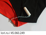 Женское хлопковое, нижнее бельё, удобные цветные трусы. одежа человека. фон для оформления. средство личной гигиены, тампон. Стоковое фото, фотограф Алёна Мостович / Фотобанк Лори