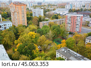 Вид на жилые дома в Лосиноостровском районе по улице Изумрудная и Янтарному проезду осенью. Москва. Редакционное фото, фотограф Александр Замараев / Фотобанк Лори