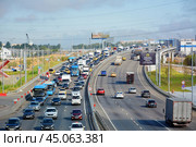 Ленинградское шоссе, Химки (Московская область). Автомобильное движение по новой эстакаде в районе торгового комплекса МЕГА и улицы 9 мая. Вид в строну области (2024 год). Редакционное фото, фотограф Александр Замараев / Фотобанк Лори