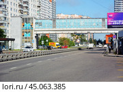 Надземный пешеходный переход через улицу 9 мая в Новых Химках (Московская область) (2024 год). Редакционное фото, фотограф Александр Замараев / Фотобанк Лори