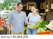 Couple made beeline for fresh produce section, pick bunch greenery celery for morning smoothies. Стоковое фото, фотограф Яков Филимонов / Фотобанк Лори