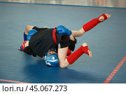 Спортивная борьба. Юношеские соревнования, эффектный бросок на татами. Стоковое фото, фотограф Олег Безруков / Фотобанк Лори