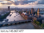 Пейзажная фотография Лондона на закате с высоты птичьего полёта. Вид на Биг-Бен. Стоковое AI-изображение, AI-художник Максим Коломыченко / Фотобанк Лори
