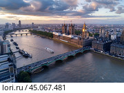 Пейзажная фотография Лондона на закате с высоты птичьего полёта. Вид на Биг-Бен. Стоковое AI-изображение, AI-художник Максим Коломыченко / Фотобанк Лори
