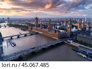 Пейзажная фотография Лондона на закате с высоты птичьего полёта. Вид на Биг-Бен. Стоковое AI-изображение, AI-художник Максим Коломыченко / Фотобанк Лори
