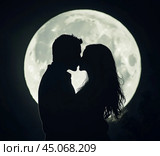 Поцелуй на фоне луны. Стоковое AI-изображение, AI-художник Марина Кулакова / Фотобанк Лори
