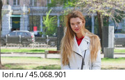 Hair Model. Young beautiful blond woman showing off her long lush hair. Стоковое видео, видеограф Андрей Аркуша / Фотобанк Лори