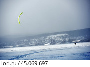 Training of athletes in kiting on a winter sunny day on Lake Onega,Petrozavodsk. Стоковое фото, фотограф Анна Кривицкая / Фотобанк Лори