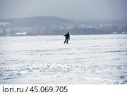 Training of athletes in kiting on a winter sunny day on Lake Onega,Petrozavodsk. Стоковое фото, фотограф Анна Кривицкая / Фотобанк Лори