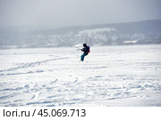Training of athletes in kiting on a winter sunny day on Lake Onega,Petrozavodsk. Стоковое фото, фотограф Анна Кривицкая / Фотобанк Лори