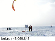Training of athletes in kiting on a winter sunny day on Lake Onega,Petrozavodsk (2021 год). Редакционное фото, фотограф Анна Кривицкая / Фотобанк Лори
