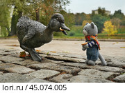 Игрушки. Кот кормит баранками бронзового утёнка. Редакционное фото, фотограф Dmitry29 / Фотобанк Лори